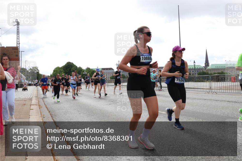 29.06.2025 - hella hamburg halbmarathon Lena Gebhardt http://msf.ph/oto/8368301 29.06.2025 10:39:35 Lombardsbrücke 10888, 7524, 1760, 1856, 1883, 2092, 2313, 2571, 2574, 2578, 2843, 2893, 2976, 2998, 3046, 3275, 3353, 3727, 4298, 4523, 4603, 4609, 4659, 4752, 4855, 4882, 5045, 5701, 6321, 6342, 6343, 6427, 6428, 6719, 6726, 6739, 6748, 7053, 7125, 7199, 7341, 7429, 7501, 7506, 7524, 7589, 7684, 7815, 8107, 8203, 8243, 8457, 8612, 8995, 9393, 9420, 9446, 9569, 9698, 9747, 9777, 10001, 10315, 10441, 10512, 10516 meine-sportfotos.de