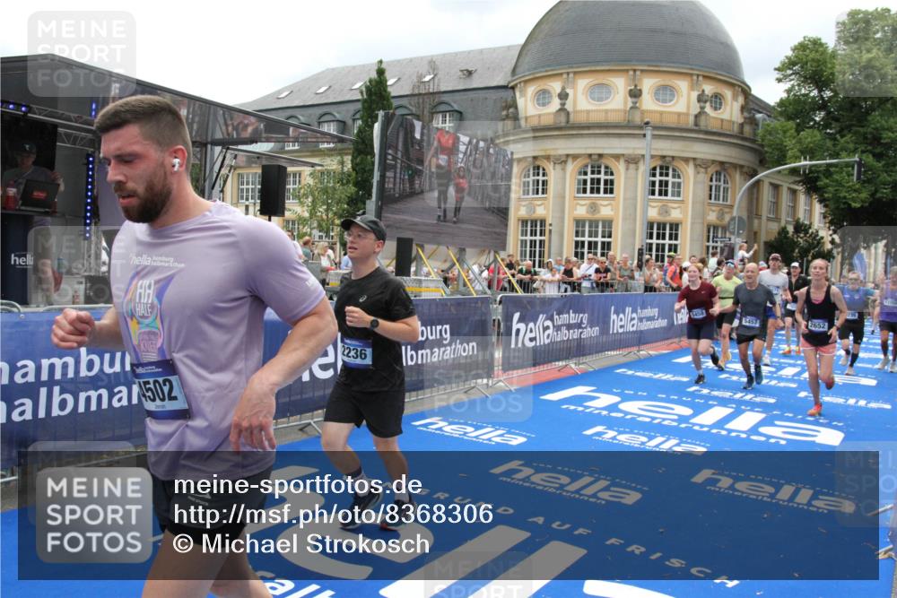 29.06.2025 - hella hamburg halbmarathon Michael Strokosch http://msf.ph/oto/8368306 29.06.2025 10:57:39 Ziel 1239, 2236, 2606, 2652, 4502, 5015, 5134, 5457, 5458, 5728, 13245, 14571, 14951, 15217, 15220, 17769, 17814, 18388 meine-sportfotos.de