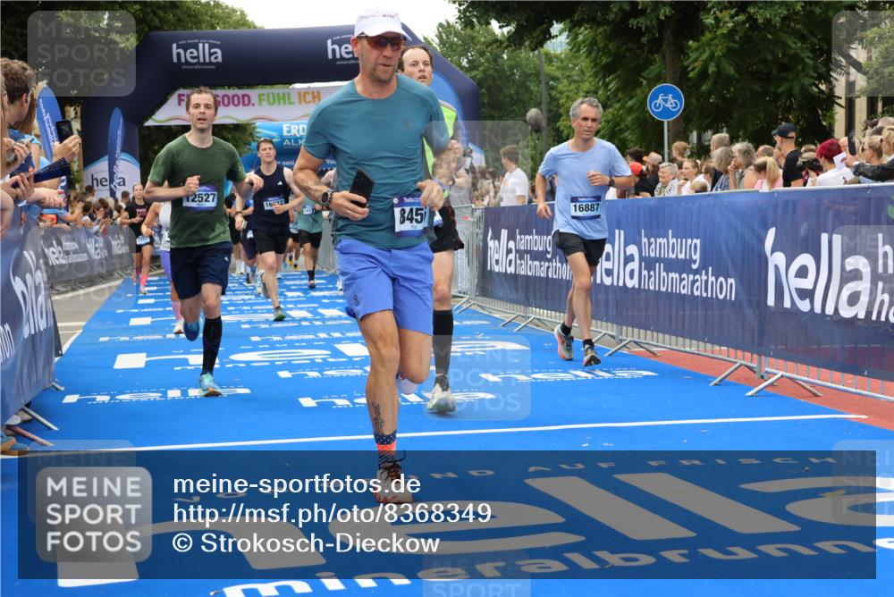 29.06.2025 - hella hamburg halbmarathon Strokosch-Dieckow http://msf.ph/oto/8368349 29.06.2025 10:49:54 Ziel 1321, 2540, 3692, 3852, 4017, 5460, 7100, 7657, 8454, 8455, 9126, 9200, 9213, 9491, 9597, 11975, 12271, 12527, 12733, 13225, 13463, 13758, 16716, 16732, 16800, 16887, 19109, 19112, 19122 meine-sportfotos.de