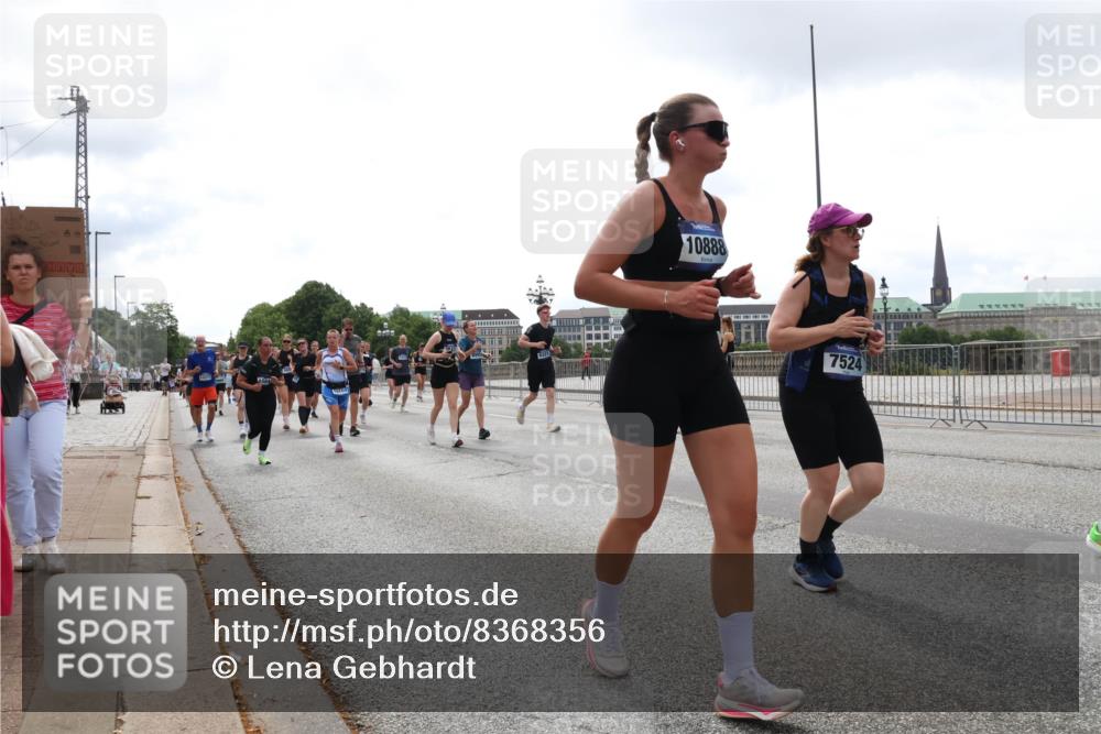29.06.2025 - hella hamburg halbmarathon Lena Gebhardt http://msf.ph/oto/8368356 29.06.2025 10:39:35 Lombardsbrücke 10888, 7524, 1760, 1856, 1883, 2092, 2313, 2571, 2574, 2578, 2843, 2893, 2976, 2998, 3046, 3275, 3353, 3727, 4298, 4523, 4603, 4609, 4659, 4752, 4855, 4882, 5045, 5701, 6321, 6342, 6343, 6427, 6428, 6719, 6726, 6739, 6748, 7053, 7125, 7199, 7341, 7429, 7501, 7506, 7524, 7589, 7684, 7815, 8107, 8203, 8243, 8457, 8612, 8995, 9393, 9420, 9446, 9569, 9698, 9747, 9777, 10001, 10315, 10441, 10512, 10516 meine-sportfotos.de