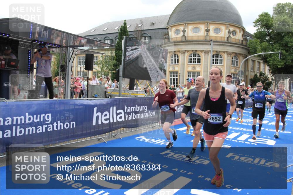 29.06.2025 - hella hamburg halbmarathon Michael Strokosch http://msf.ph/oto/8368384 29.06.2025 10:57:40 Ziel 1239, 2236, 2606, 2652, 4502, 5015, 5134, 5457, 5458, 5728, 12774, 13523, 14571, 14951, 15217, 15220, 17769, 17814, 18388 meine-sportfotos.de
