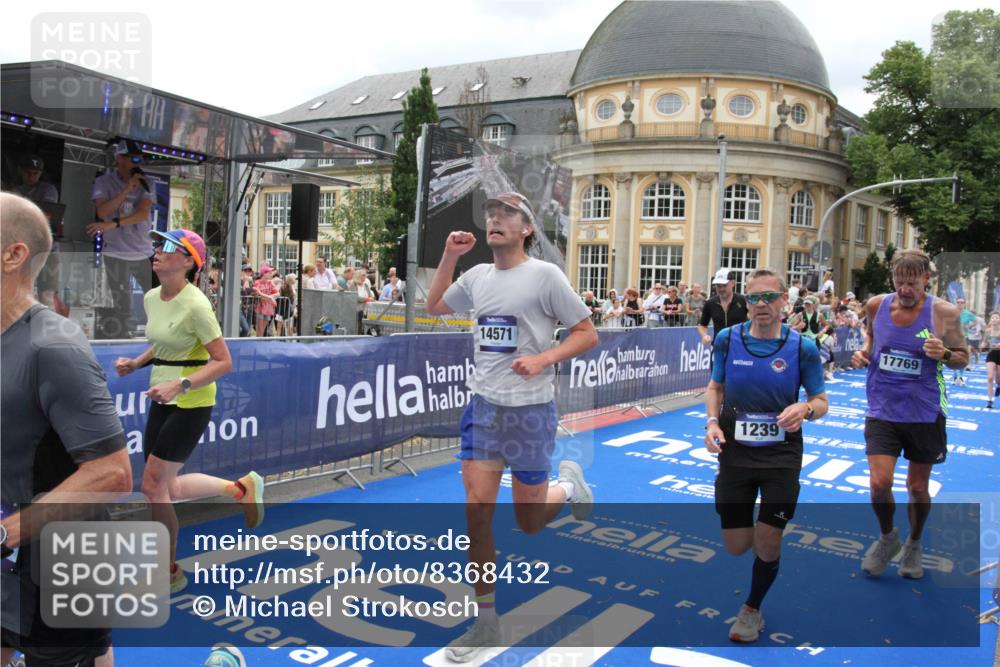 29.06.2025 - hella hamburg halbmarathon Michael Strokosch http://msf.ph/oto/8368432 29.06.2025 10:57:42 Ziel 1239, 1715, 1719, 2606, 2652, 5457, 5458, 10133, 12774, 13523, 14571, 14951, 15217, 15220, 17455, 17769, 17814, 18388, 18985 meine-sportfotos.de