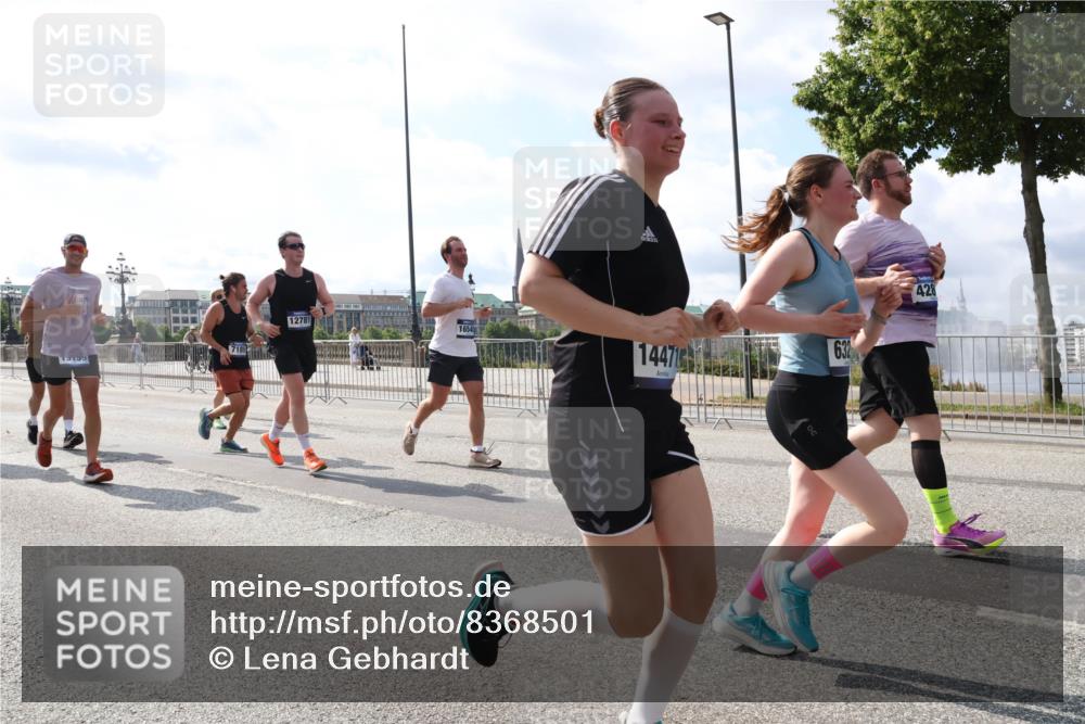 29.06.2025 - hella hamburg halbmarathon Lena Gebhardt http://msf.ph/oto/8368501 29.06.2025 10:02:03 Lombardsbrücke 7189, 12781, 1654, 14471, 632, 428, 1184, 1329, 1364, 1432, 1453, 1464, 1653, 1722, 1729, 1881, 1940, 2142, 2167, 2322, 2323, 2591, 2806, 2957, 3039, 3169, 4286, 4328, 4663, 4985, 5547, 5602, 5603, 5742, 5763, 6166, 6295, 6322, 6327, 6438, 6595, 6921, 7031, 7189, 7223, 7243, 8578, 8926, 9020, 9021, 9156, 9230, 9353, 9741, 9928, 10177, 10281, 10301, 10882, 10915, 11554, 11871, 11938, 12315, 12316, 12491, 14471, 14660, 14677, 16420 meine-sportfotos.de