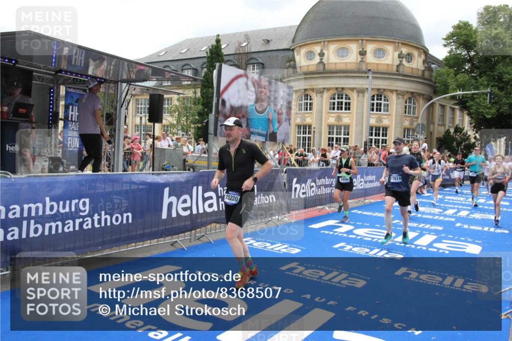 29.06.2025 - hella hamburg halbmarathon Michael Strokosch http://msf.ph/oto/8368507 29.06.2025 10:57:43 Ziel 1239, 1715, 1719, 2606, 2652, 5457, 5458, 10133, 12774, 13523, 14571, 14951, 15217, 15220, 16418, 17455, 17769, 17814, 18388, 18508, 18985 meine-sportfotos.de