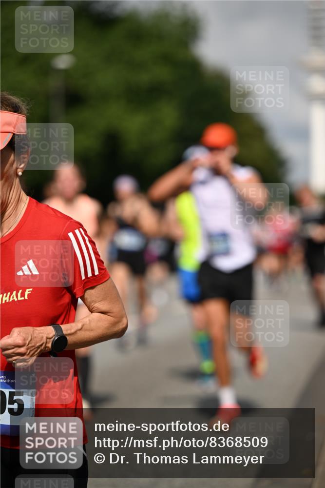 29.06.2025 - hella hamburg halbmarathon Dr. Thomas Lammeyer http://msf.ph/oto/8368509 29.06.2025 09:57:14 Kennedybrücke 1759, 2234, 2365, 2402, 2623, 2890, 2937, 3004, 3146, 3186, 3414, 4091, 4310, 4553, 4949, 5022, 5362, 5460, 5692, 6071, 6081, 6203, 6282, 6375, 6388, 6460, 6575, 6903, 7167, 7448, 7480, 7734, 9030, 9043, 9126, 9200, 9303, 9305, 9544, 9633, 9723, 9965, 11283 meine-sportfotos.de
