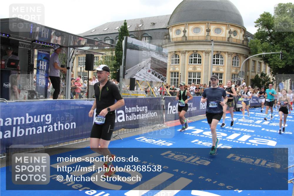 29.06.2025 - hella hamburg halbmarathon Michael Strokosch http://msf.ph/oto/8368538 29.06.2025 10:57:44 Ziel 1239, 1715, 1719, 2606, 7833, 10133, 12774, 13523, 14571, 14951, 15217, 15220, 16418, 17201, 17455, 17769, 17814, 18388, 18508, 18985 meine-sportfotos.de