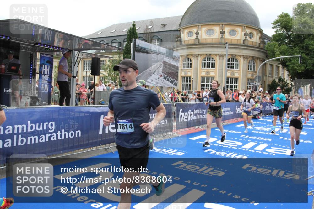 29.06.2025 - hella hamburg halbmarathon Michael Strokosch http://msf.ph/oto/8368604 29.06.2025 10:57:44 Ziel 1239, 1715, 1719, 2606, 7833, 10133, 12774, 13523, 14571, 14951, 15217, 15220, 16418, 17201, 17455, 17769, 17814, 18388, 18508, 18985 meine-sportfotos.de