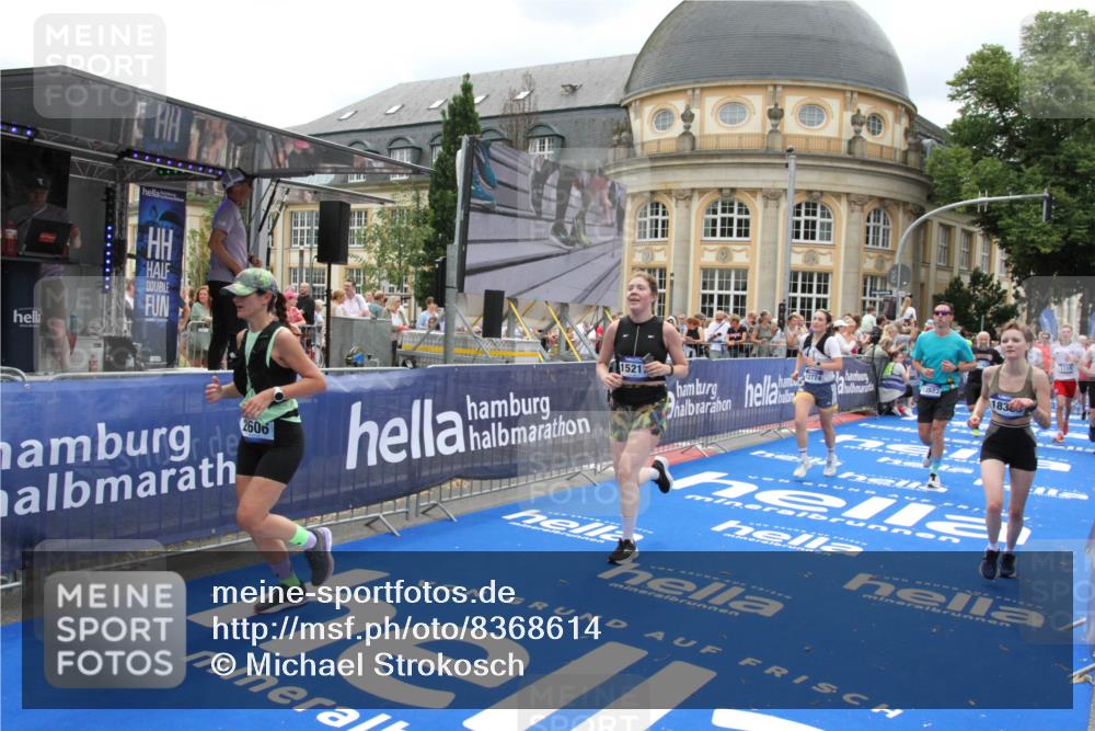 29.06.2025 - hella hamburg halbmarathon Michael Strokosch http://msf.ph/oto/8368614 29.06.2025 10:57:45 Ziel 1715, 1719, 1972, 2606, 7833, 10133, 12440, 12774, 13523, 14951, 15217, 15220, 16418, 17201, 17455, 17769, 17814, 18388, 18508, 18727, 18985 meine-sportfotos.de