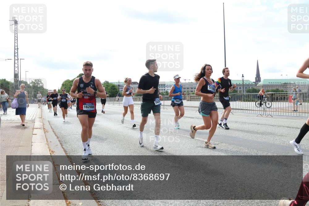 29.06.2025 - hella hamburg halbmarathon Lena Gebhardt http://msf.ph/oto/8368697 29.06.2025 10:14:42 Lombardsbrücke 13673, 16288, 1628, 9663, 5191, 1071, 1379, 1406, 1575, 1728, 2046, 2494, 2601, 2690, 2990, 3020, 3025, 3154, 3454, 3691, 3756, 3834, 3939, 4641, 5191, 5608, 5670, 5981, 6028, 6083, 6089, 6366, 6935, 7195, 7209, 7439, 7442, 7802, 7840, 7991, 8055, 8147, 8239, 8409, 8522, 8563, 8755, 8854, 8892, 9173, 9556, 9663, 9709, 9845, 10224, 10391, 10610, 10717, 10963, 12467, 13237, 13285, 14488, 16126 meine-sportfotos.de