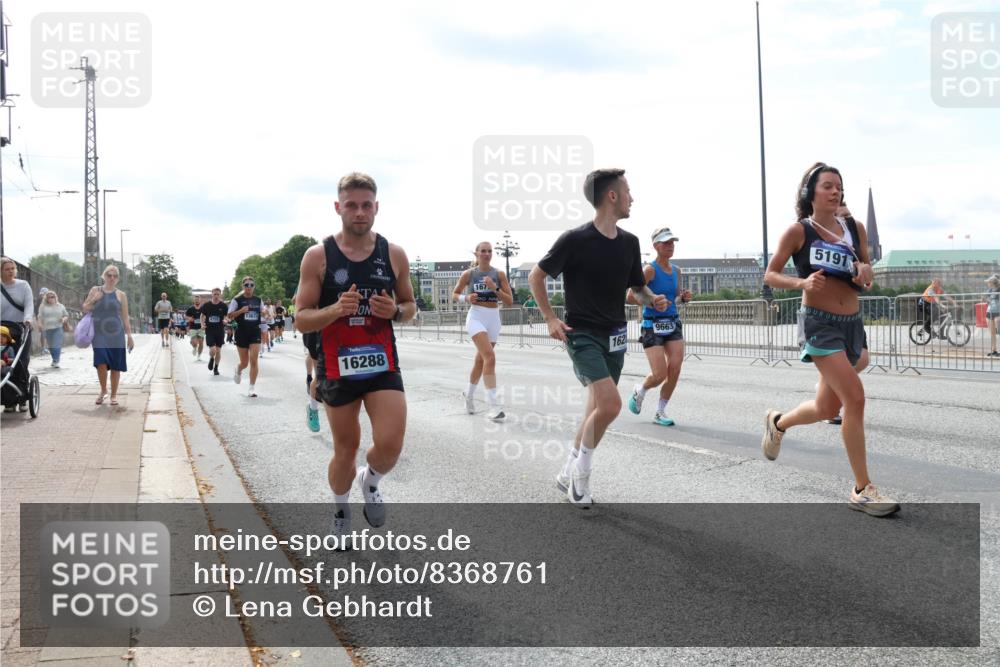 29.06.2025 - hella hamburg halbmarathon Lena Gebhardt http://msf.ph/oto/8368761 29.06.2025 10:14:42 Lombardsbrücke 167, 13673, 1755, 16288, 162, 9663, 5191, 1071, 1379, 1406, 1575, 1728, 2046, 2494, 2601, 2690, 2990, 3020, 3025, 3154, 3454, 3691, 3756, 3834, 3939, 4641, 5191, 5608, 5670, 5981, 6028, 6083, 6089, 6366, 6935, 7195, 7209, 7439, 7442, 7802, 7840, 7991, 8055, 8147, 8239, 8409, 8522, 8563, 8755, 8854, 8892, 9173, 9556, 9663, 9709, 9845, 10224, 10391, 10610, 10717, 10963, 12467, 13237, 13285, 14488, 16126 meine-sportfotos.de