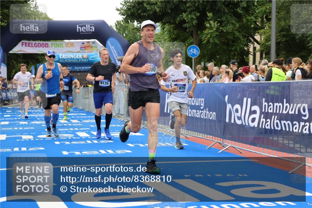 29.06.2025 - hella hamburg halbmarathon Strokosch-Dieckow http://msf.ph/oto/8368810 29.06.2025 10:49:49 Ziel 2540, 3543, 4017, 5460, 5894, 6125, 8454, 8455, 9126, 9200, 9491, 9551, 9597, 9723, 9924, 11975, 12527, 12733, 13159, 13463, 14794, 16716, 16732, 16800, 16877, 16887, 17282, 17753, 18926, 19109, 19122 meine-sportfotos.de