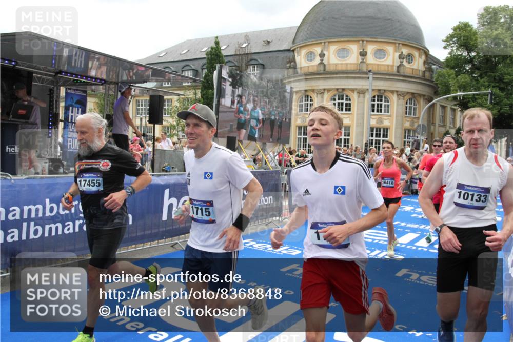 29.06.2025 - hella hamburg halbmarathon Michael Strokosch http://msf.ph/oto/8368848 29.06.2025 10:57:49 Ziel 1715, 1719, 1972, 2034, 5391, 7269, 7833, 10133, 10599, 10703, 12440, 12523, 12774, 13523, 14737, 16418, 16517, 17201, 17455, 18508, 18727, 18985 meine-sportfotos.de