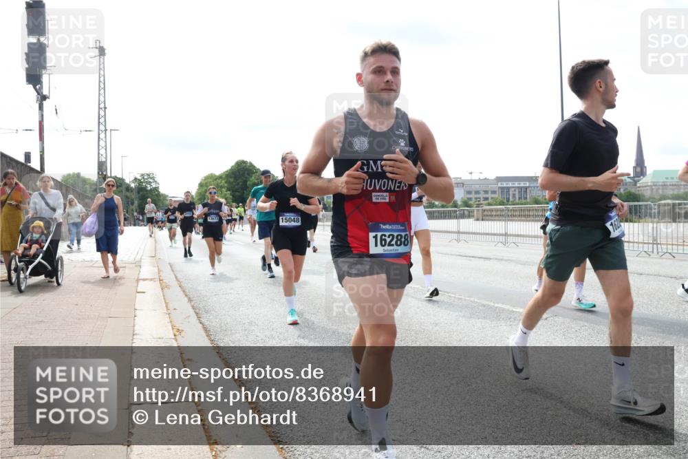29.06.2025 - hella hamburg halbmarathon Lena Gebhardt http://msf.ph/oto/8368941 29.06.2025 10:14:43 Lombardsbrücke 13673, 15048, 16288, 162, 1071, 1379, 1406, 1575, 1728, 2046, 2140, 2494, 2601, 2690, 2990, 3020, 3025, 3154, 3454, 3507, 3509, 3691, 3756, 3834, 3939, 4641, 5191, 5608, 5670, 5800, 5981, 6028, 6083, 6089, 6181, 6248, 6366, 6935, 7195, 7209, 7439, 7442, 7802, 7840, 7991, 8055, 8147, 8239, 8409, 8522, 8563, 8755, 8854, 8892, 9173, 9556, 9663, 9709, 9911, 10224, 10391, 10610, 10717, 10963, 12467, 13237, 14488, 16126 meine-sportfotos.de