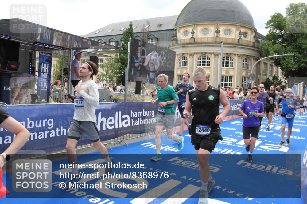 29.06.2025 - hella hamburg halbmarathon Michael Strokosch http://msf.ph/oto/8368976 29.06.2025 10:57:52 Ziel 1972, 2034, 2806, 2883, 5391, 7269, 7833, 9820, 10599, 10703, 12440, 12523, 13376, 14737, 16418, 16517, 17201, 17543, 18492, 18508, 18727 meine-sportfotos.de