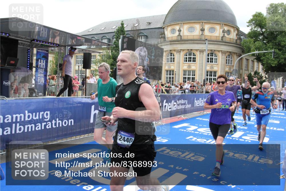 29.06.2025 - hella hamburg halbmarathon Michael Strokosch http://msf.ph/oto/8368993 29.06.2025 10:57:52 Ziel 1972, 2034, 2806, 2883, 5391, 7269, 7833, 9820, 10599, 10703, 12440, 12523, 13376, 14737, 16418, 16517, 17201, 17543, 18492, 18508, 18727 meine-sportfotos.de