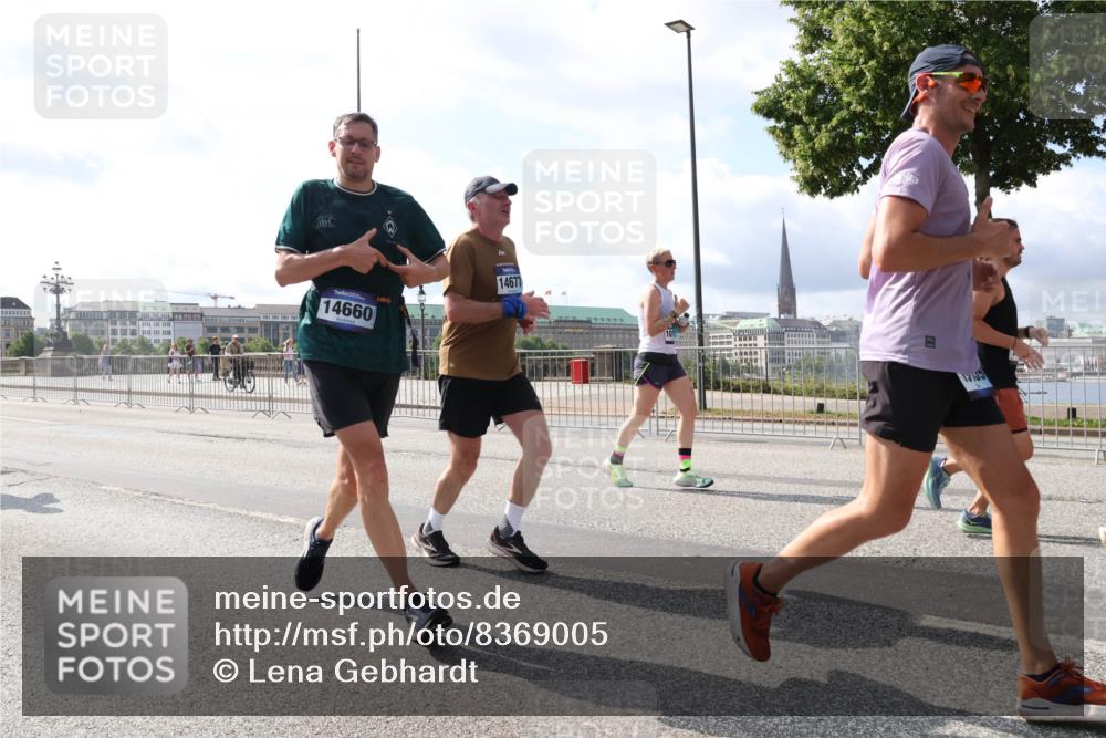 29.06.2025 - hella hamburg halbmarathon Lena Gebhardt http://msf.ph/oto/8369005 29.06.2025 10:02:05 Lombardsbrücke 14660, 14677, 1184, 1329, 1364, 1432, 1453, 1464, 1653, 1729, 1881, 1940, 2142, 2322, 2323, 2806, 2957, 3039, 3169, 4286, 4328, 4663, 4985, 5602, 5603, 5742, 5763, 6166, 6295, 6322, 6327, 6438, 6595, 7031, 7189, 7223, 7243, 8578, 8926, 9020, 9021, 9156, 9230, 9353, 9741, 9928, 10177, 10866, 10882, 10915, 11554, 11871, 11938, 12315, 12316, 12491, 14471, 14660, 14677, 16420 meine-sportfotos.de