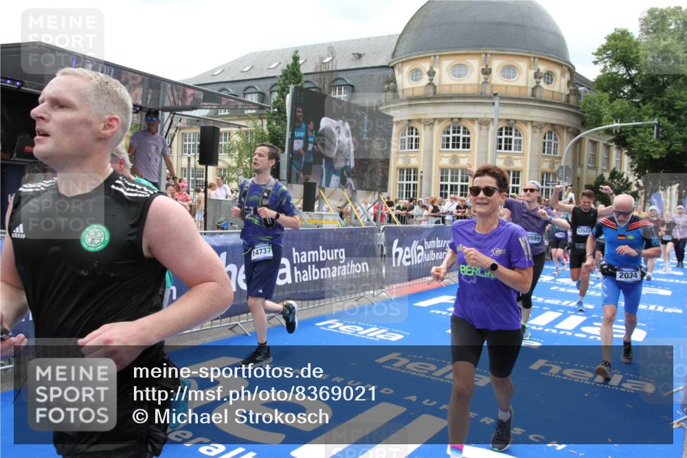 29.06.2025 - hella hamburg halbmarathon Michael Strokosch http://msf.ph/oto/8369021 29.06.2025 10:57:53 Ziel 1972, 2034, 2806, 2883, 5391, 7138, 7269, 7833, 9820, 10599, 10703, 12440, 12523, 13376, 14737, 16517, 17201, 17543, 18492, 18727 meine-sportfotos.de
