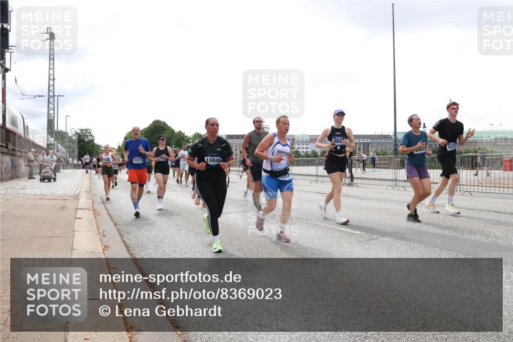 29.06.2025 - hella hamburg halbmarathon Lena Gebhardt http://msf.ph/oto/8369023 29.06.2025 10:39:38 Lombardsbrücke 10849, 12217, 2842, 095, 6321, 1760, 1856, 1883, 2092, 2313, 2574, 2578, 2843, 2893, 2976, 3046, 3275, 3353, 3727, 3882, 3883, 3884, 4298, 4523, 4603, 4609, 4659, 4752, 4855, 4882, 5045, 5701, 6321, 6342, 6343, 6427, 6428, 6719, 6726, 6739, 6748, 7045, 7053, 7125, 7199, 7341, 7429, 7501, 7506, 7524, 7684, 8107, 8203, 8243, 8612, 8995, 9393, 9420, 9446, 9569, 9698, 9747, 9777, 10001, 10441, 10512, 10516 meine-sportfotos.de
