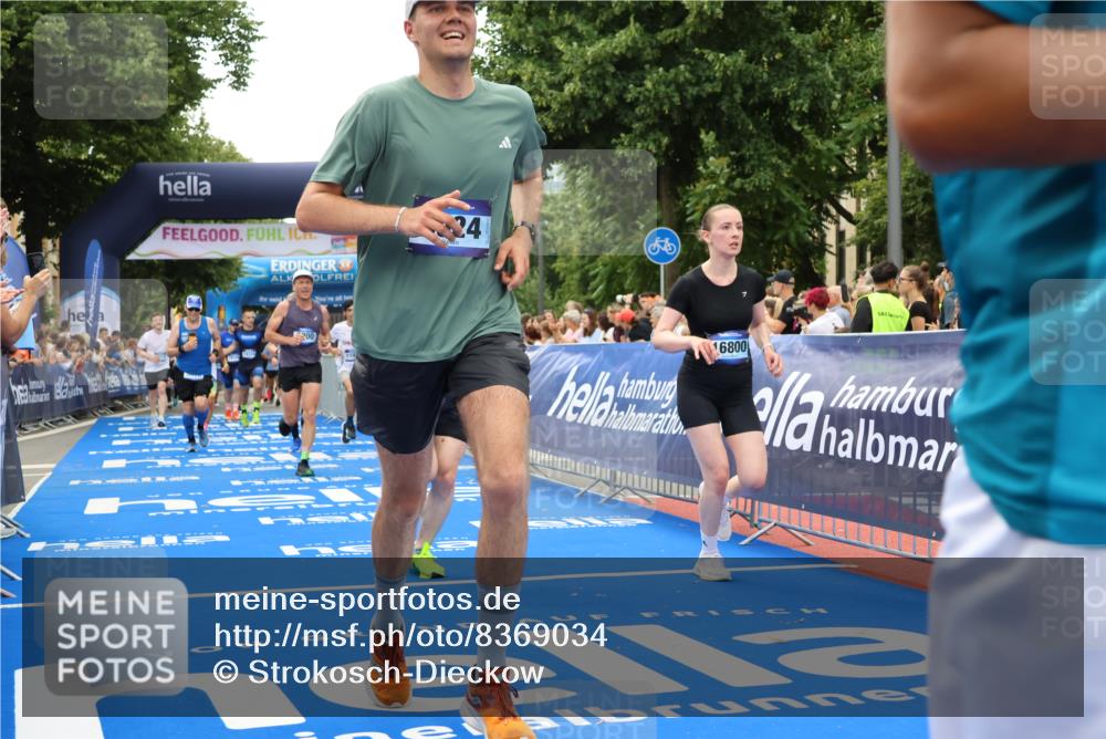 29.06.2025 - hella hamburg halbmarathon Strokosch-Dieckow http://msf.ph/oto/8369034 29.06.2025 10:49:47 Ziel 2540, 2706, 3060, 3543, 4017, 5460, 5894, 6125, 7332, 8455, 9126, 9200, 9491, 9551, 9597, 9619, 9723, 9924, 11975, 12527, 13159, 13463, 14794, 16800, 16843, 16877, 16887, 17282, 17753, 18451, 18926, 19109, 19122 meine-sportfotos.de