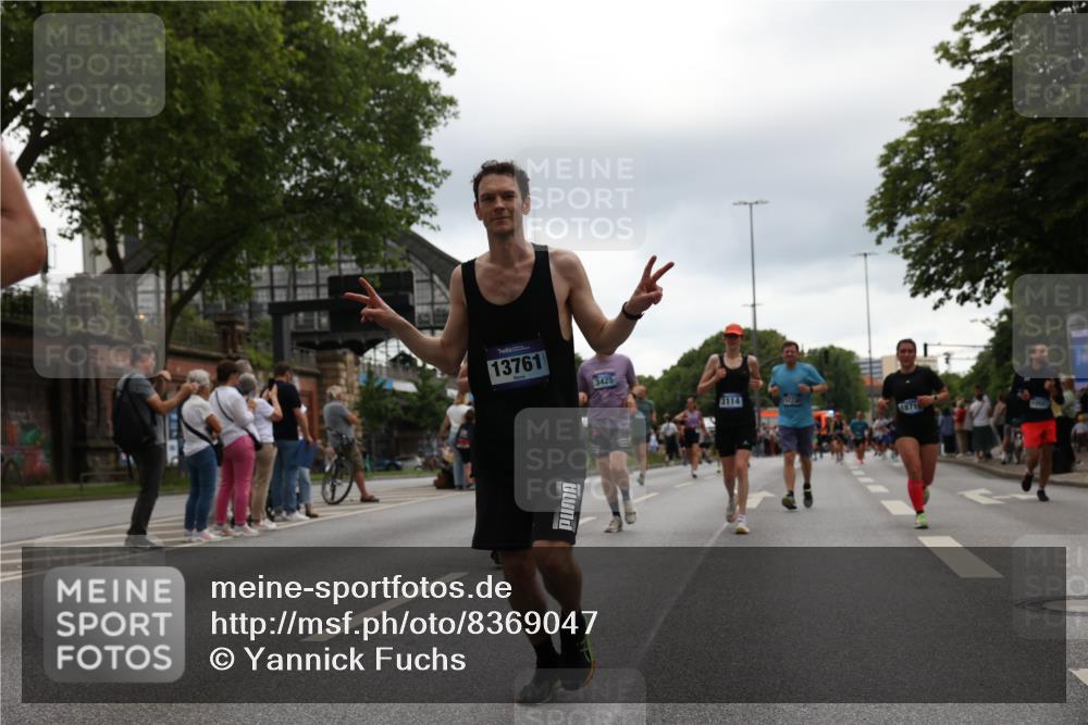 29.06.2025 - hella hamburg halbmarathon Yannick Fuchs http://msf.ph/oto/8369047 29.06.2025 10:53:29 20KM 2348, 2780, 3114, 3279, 3425, 4238, 4796, 4986, 5885, 6087, 6220, 6438, 7031, 7223, 7287, 8030, 8326, 8807, 9985, 10488, 10587, 10896, 10943, 11018, 11114, 11757, 11935, 11938, 12206, 12261, 12564, 12736, 12779, 12862, 13583, 13706, 13761, 14567, 14732, 14902, 14928, 14965, 15232, 15284, 15785, 16227, 16530, 16754, 16910, 16915, 16980, 17176, 17304, 17503, 17630, 18467, 18485, 18716, 18855, 19015, 19160 meine-sportfotos.de