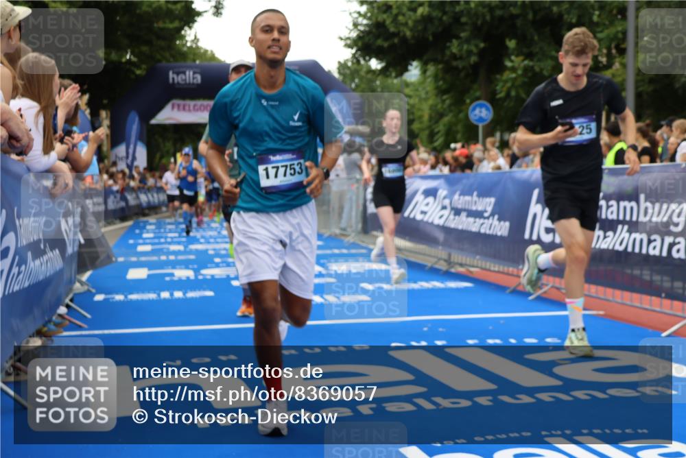 29.06.2025 - hella hamburg halbmarathon Strokosch-Dieckow http://msf.ph/oto/8369057 29.06.2025 10:49:46 Ziel 2706, 3060, 3543, 4017, 5460, 5894, 6115, 6125, 7332, 8455, 9126, 9200, 9551, 9597, 9619, 9723, 9924, 11975, 13159, 13463, 14794, 16800, 16843, 16877, 17282, 17753, 18058, 18451, 18926, 19109, 19122 meine-sportfotos.de