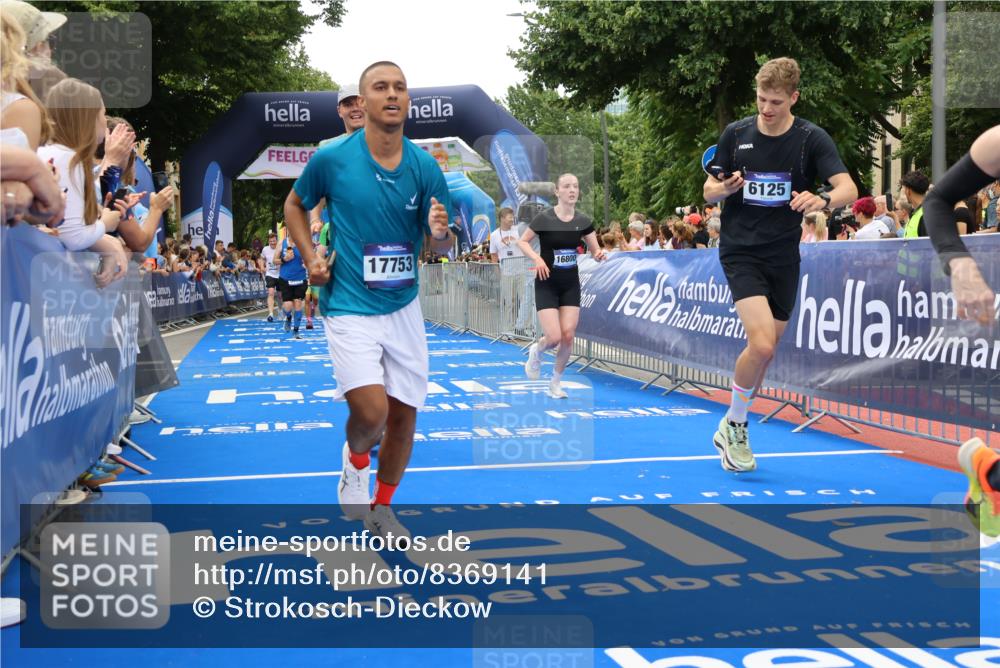 29.06.2025 - hella hamburg halbmarathon Strokosch-Dieckow http://msf.ph/oto/8369141 29.06.2025 10:49:46 Ziel 2706, 3060, 3543, 4017, 5460, 5894, 6115, 6125, 7332, 8455, 9126, 9200, 9551, 9597, 9619, 9723, 9924, 11975, 13159, 13463, 14794, 16800, 16843, 16877, 17282, 17753, 18058, 18451, 18926, 19109, 19122 meine-sportfotos.de