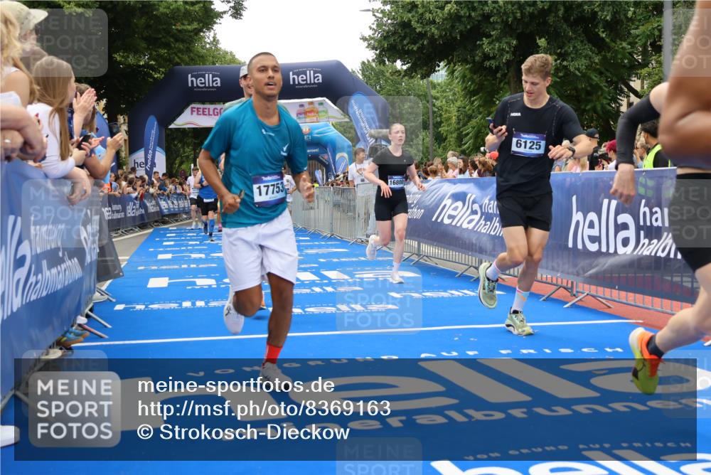 29.06.2025 - hella hamburg halbmarathon Strokosch-Dieckow http://msf.ph/oto/8369163 29.06.2025 10:49:46 Ziel 2706, 3060, 3543, 4017, 5460, 5894, 6115, 6125, 7332, 8455, 9126, 9200, 9551, 9597, 9619, 9723, 9924, 11975, 13159, 13463, 14794, 16800, 16843, 16877, 17282, 17753, 18058, 18451, 18926, 19109, 19122 meine-sportfotos.de