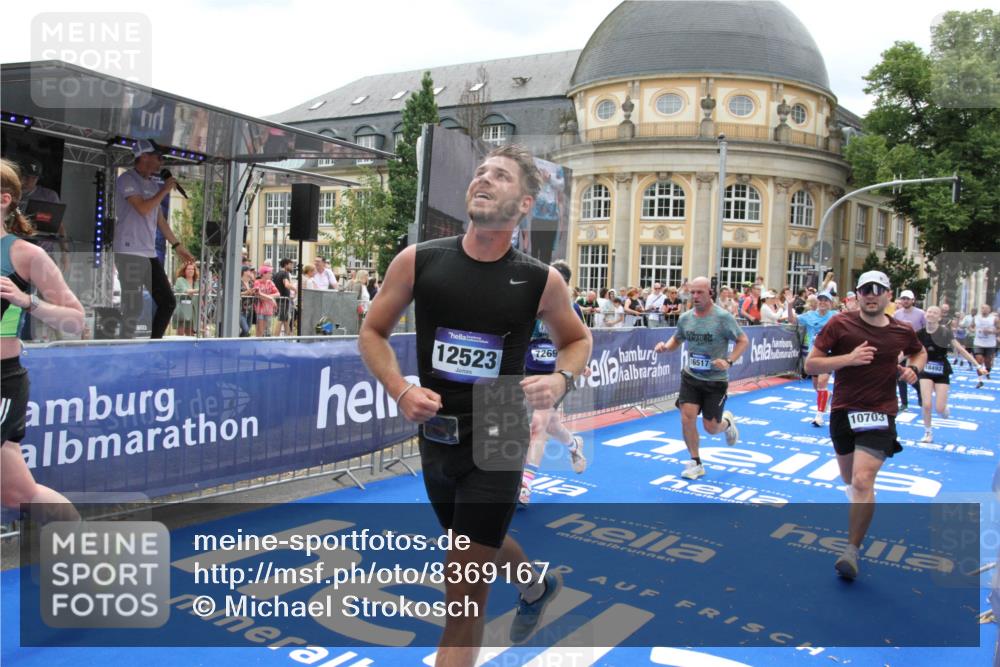 29.06.2025 - hella hamburg halbmarathon Michael Strokosch http://msf.ph/oto/8369167 29.06.2025 10:57:55 Ziel 2034, 2806, 2883, 3575, 5391, 7138, 7159, 7269, 9820, 10599, 10703, 11394, 12523, 13376, 14737, 14881, 15349, 16517, 17543, 18492 meine-sportfotos.de