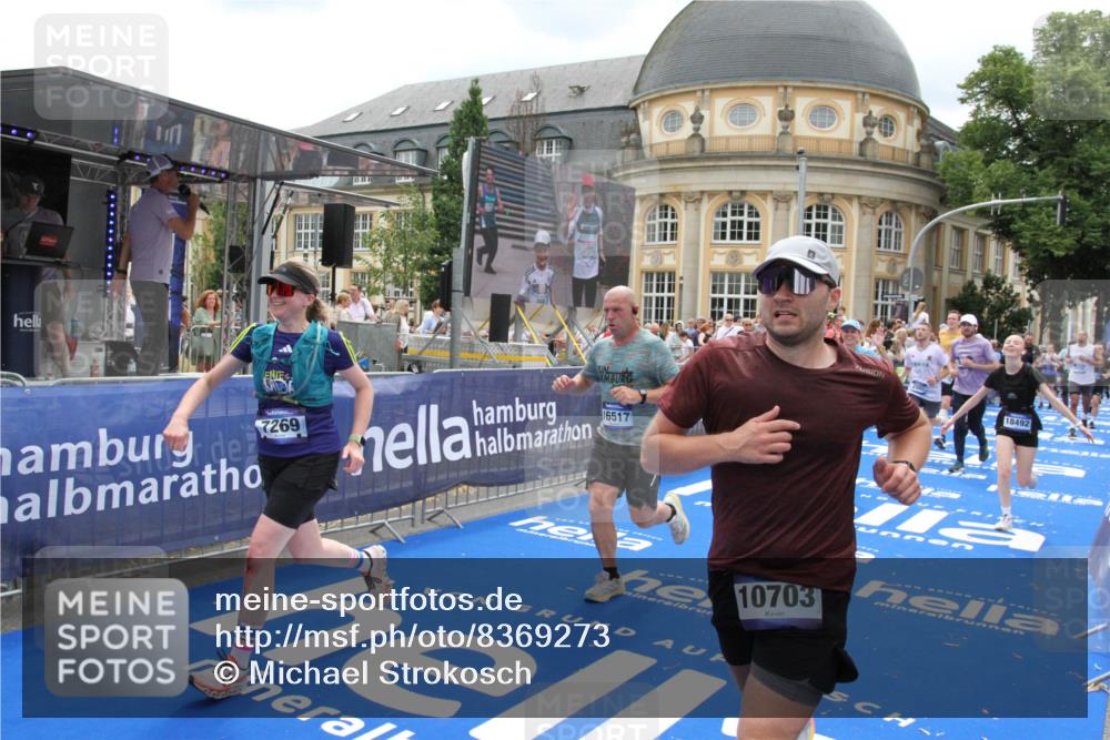 29.06.2025 - hella hamburg halbmarathon Michael Strokosch http://msf.ph/oto/8369273 29.06.2025 10:57:55 Ziel 2034, 2806, 2883, 3575, 5391, 7138, 7159, 7269, 9820, 10599, 10703, 11394, 12523, 13376, 14737, 14881, 15349, 16517, 17543, 18492 meine-sportfotos.de