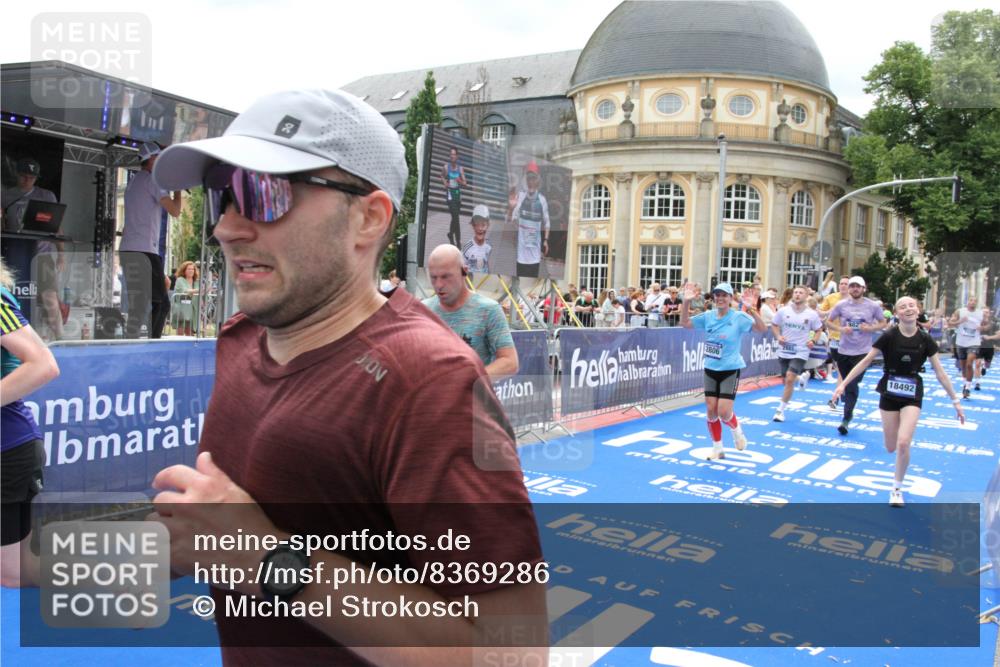 29.06.2025 - hella hamburg halbmarathon Michael Strokosch http://msf.ph/oto/8369286 29.06.2025 10:57:56 Ziel 2025, 2034, 2806, 2883, 3093, 3575, 7138, 7159, 7189, 7269, 9820, 10599, 10703, 11394, 12523, 13376, 14881, 15349, 16517, 17543, 18492 meine-sportfotos.de