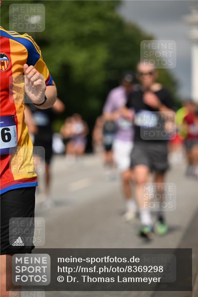 29.06.2025 - hella hamburg halbmarathon Dr. Thomas Lammeyer http://msf.ph/oto/8369298 29.06.2025 10:19:39 Kennedybrücke 1440, 1890, 2110, 2140, 2494, 2720, 2989, 3167, 3417, 4007, 4466, 5069, 5423, 6376, 6576, 7897, 7941, 7942, 8885, 9113, 9192, 9556, 9657, 9847, 10108, 10608, 10963 meine-sportfotos.de