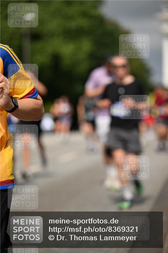 29.06.2025 - hella hamburg halbmarathon Dr. Thomas Lammeyer http://msf.ph/oto/8369321 29.06.2025 10:19:39 Kennedybrücke 1440, 1890, 2110, 2140, 2494, 2720, 2989, 3167, 3417, 4007, 4466, 5069, 5423, 6376, 6576, 7897, 7941, 7942, 8885, 9113, 9192, 9556, 9657, 9847, 10108, 10608, 10963 meine-sportfotos.de