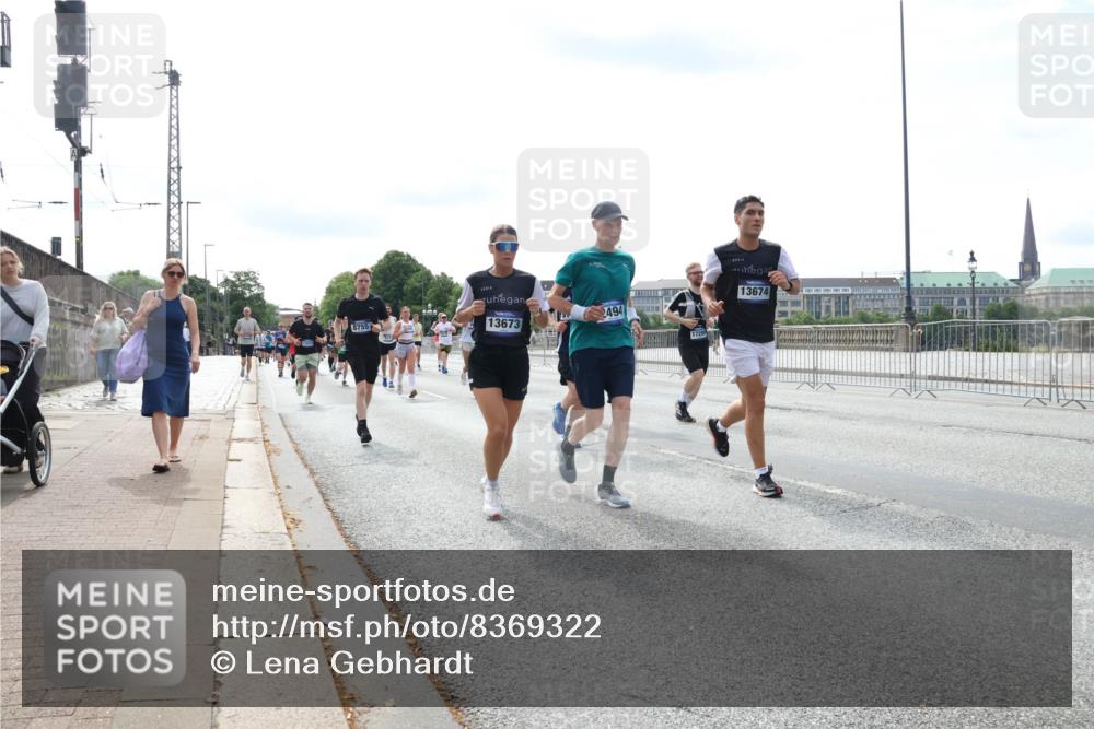 29.06.2025 - hella hamburg halbmarathon Lena Gebhardt http://msf.ph/oto/8369322 29.06.2025 10:14:45 Lombardsbrücke 8755, 13673, 494, 1729, 13674, 1071, 1379, 1406, 1575, 1728, 2046, 2140, 2494, 2601, 2690, 2990, 3020, 3025, 3154, 3454, 3507, 3509, 3691, 3756, 3834, 3844, 4641, 5191, 5608, 5670, 5800, 5981, 6028, 6083, 6089, 6181, 6248, 6366, 6935, 7195, 7209, 7439, 7802, 7840, 8055, 8147, 8239, 8275, 8409, 8522, 8563, 8755, 8854, 8892, 9113, 9173, 9556, 9663, 9709, 9911, 10224, 10391, 10589, 10610, 10717, 10963, 11271, 12467, 13237, 14488, 16126 meine-sportfotos.de