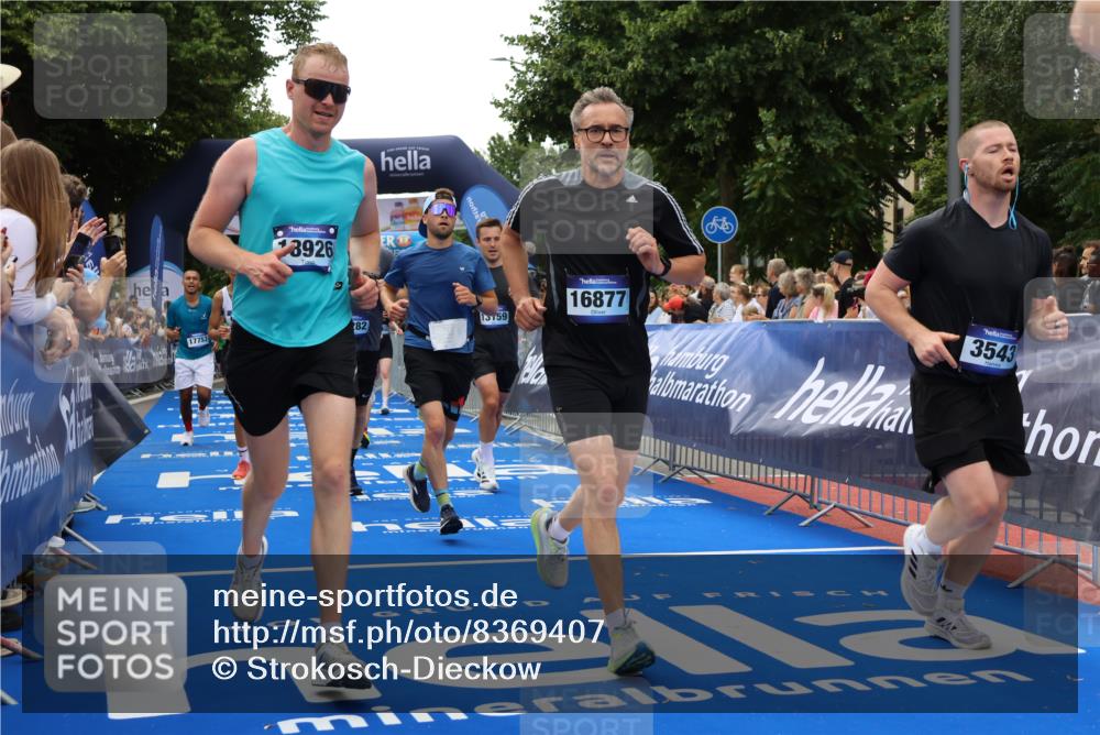 29.06.2025 - hella hamburg halbmarathon Strokosch-Dieckow http://msf.ph/oto/8369407 29.06.2025 10:49:43 Ziel 2504, 2706, 2937, 3060, 3543, 4017, 5460, 5894, 5978, 6115, 6125, 7332, 9126, 9200, 9463, 9551, 9619, 9723, 9924, 11975, 11977, 13159, 13463, 14794, 16800, 16843, 16877, 17282, 17753, 18058, 18451, 18926, 19122 meine-sportfotos.de