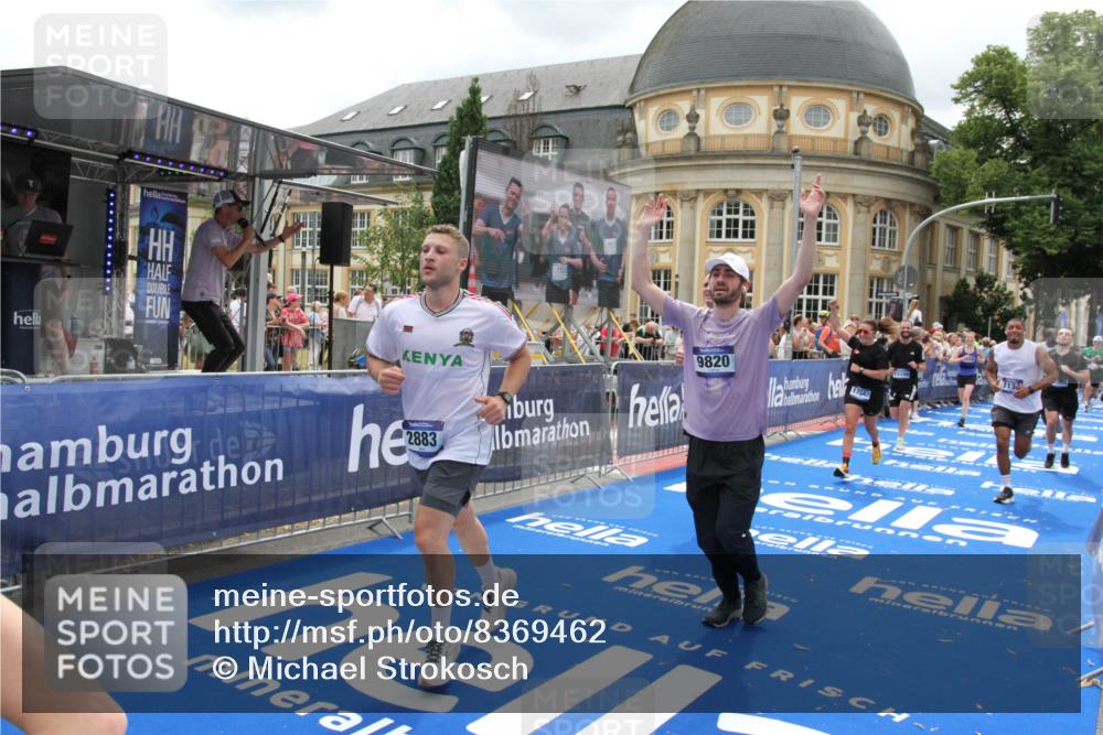 29.06.2025 - hella hamburg halbmarathon Michael Strokosch http://msf.ph/oto/8369462 29.06.2025 10:57:58 Ziel 1200, 2025, 2806, 2883, 3093, 3575, 7138, 7159, 7189, 9820, 11394, 12378, 13376, 13465, 14881, 15349, 16517, 17543, 18492, 18762 meine-sportfotos.de