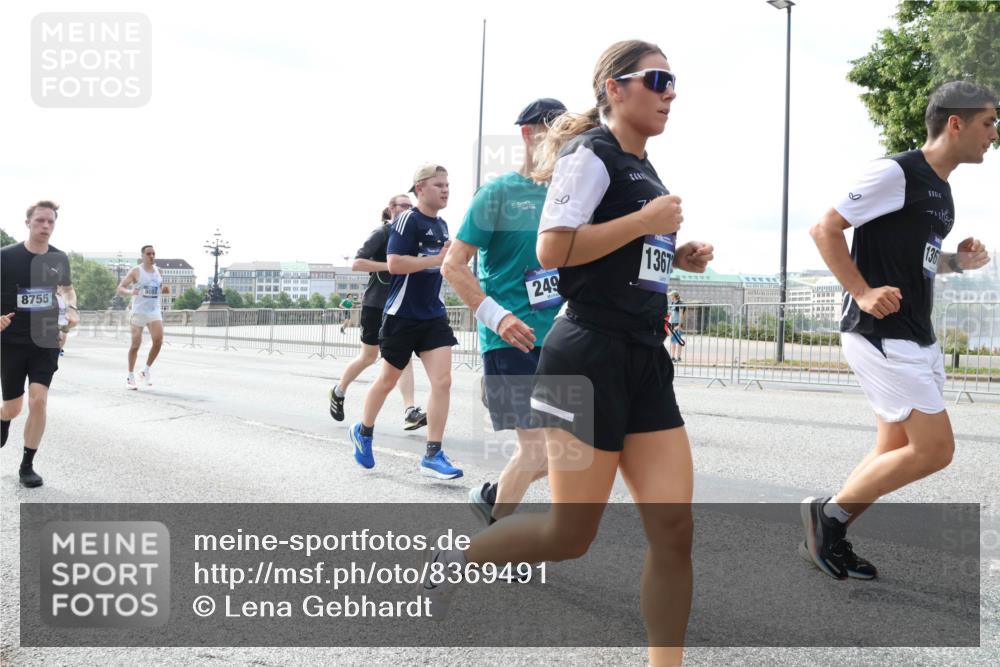 29.06.2025 - hella hamburg halbmarathon Lena Gebhardt http://msf.ph/oto/8369491 29.06.2025 10:14:46 Lombardsbrücke 8755, 249, 1367, 136, 1071, 1379, 1406, 1575, 1728, 2046, 2140, 2494, 2601, 2690, 2990, 3020, 3025, 3154, 3454, 3507, 3509, 3691, 3756, 3834, 3844, 4641, 5191, 5608, 5670, 5800, 5981, 6028, 6083, 6089, 6181, 6248, 6366, 6935, 7195, 7209, 7439, 7802, 7840, 8055, 8147, 8239, 8275, 8522, 8563, 8755, 8854, 8892, 9113, 9173, 9556, 9663, 9709, 9911, 10224, 10391, 10589, 10610, 10717, 10963, 11271, 12467, 13237, 14488, 16126 meine-sportfotos.de
