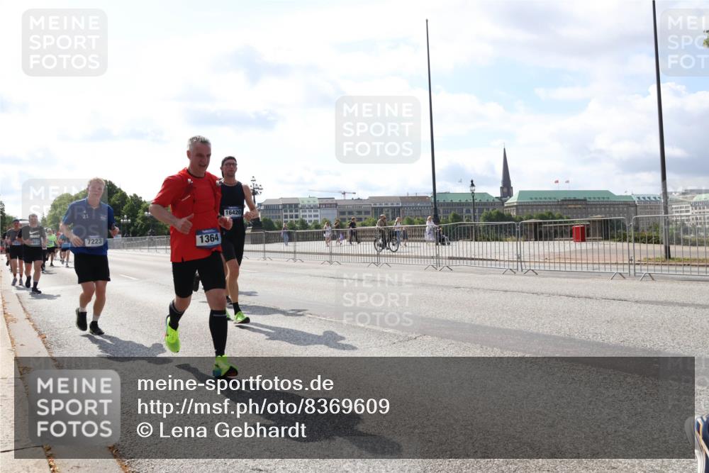 29.06.2025 - hella hamburg halbmarathon Lena Gebhardt http://msf.ph/oto/8369609 29.06.2025 10:02:05 Lombardsbrücke 7223, 1364, 16420, 1184, 1329, 1364, 1432, 1453, 1464, 1653, 1729, 1881, 1940, 2142, 2322, 2323, 2806, 2957, 3039, 3169, 4286, 4328, 4663, 4985, 5602, 5603, 5742, 5763, 6166, 6295, 6322, 6327, 6438, 6595, 7031, 7189, 7223, 7243, 8578, 8926, 9020, 9021, 9156, 9230, 9353, 9741, 9928, 10177, 10866, 10882, 10915, 11554, 11871, 11938, 12315, 12316, 12491, 14471, 14660, 14677, 16420 meine-sportfotos.de