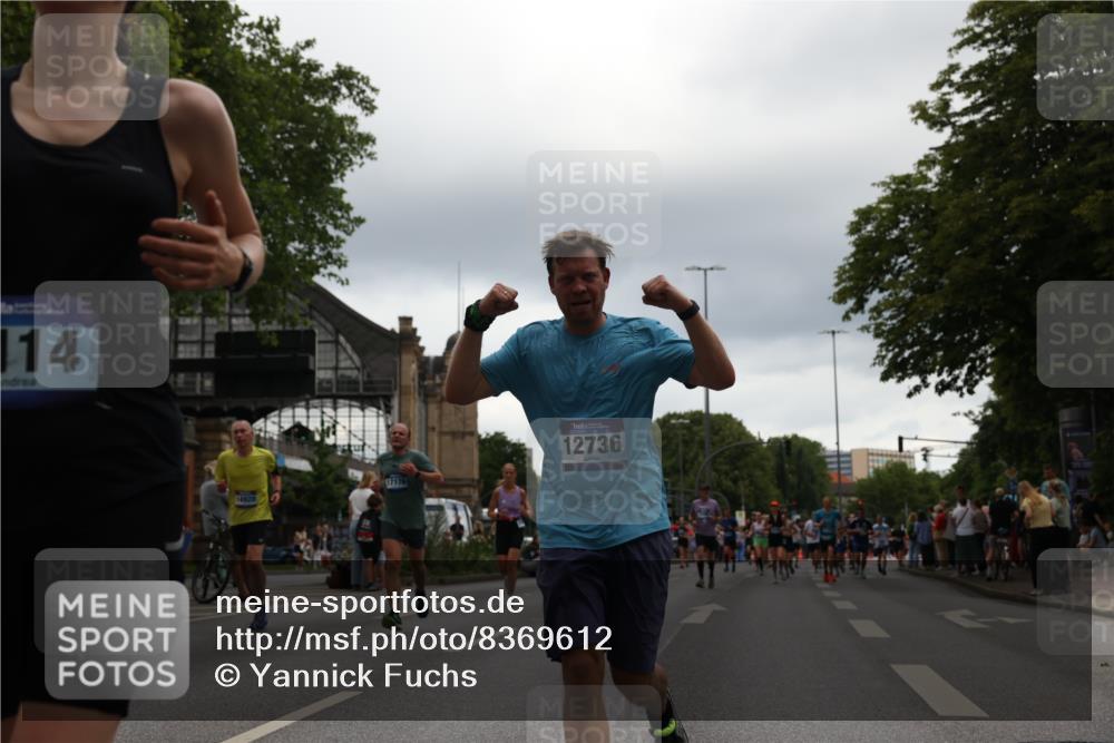 29.06.2025 - hella hamburg halbmarathon Yannick Fuchs http://msf.ph/oto/8369612 29.06.2025 10:53:33 20KM 2780, 3114, 3279, 3425, 4238, 4379, 4796, 4986, 5885, 6087, 6220, 6438, 7287, 7824, 8030, 8326, 8481, 8807, 9985, 10488, 10587, 10896, 11018, 11114, 11158, 11159, 11250, 11757, 11935, 11938, 12206, 12261, 12406, 12564, 12736, 12779, 12862, 13706, 13761, 14567, 14732, 14902, 14928, 14965, 15785, 15914, 16227, 16530, 16754, 16915, 16980, 17176, 17304, 17503, 18467, 18485, 18716, 18855, 19015, 19160 meine-sportfotos.de