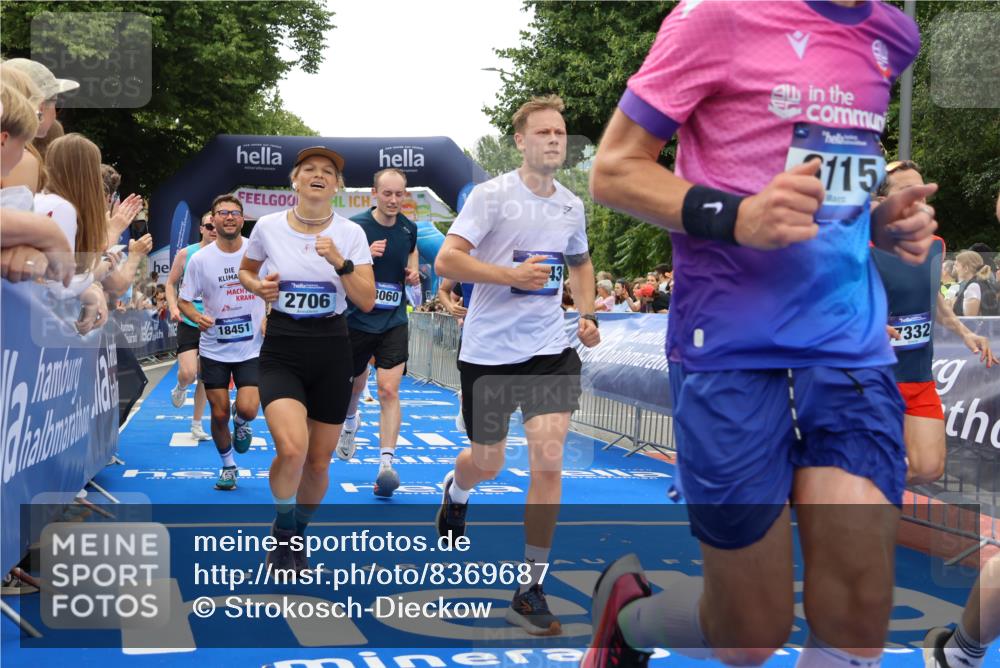 29.06.2025 - hella hamburg halbmarathon Strokosch-Dieckow http://msf.ph/oto/8369687 29.06.2025 10:49:41 Ziel 2504, 2706, 2937, 3060, 3543, 5894, 5978, 6115, 6125, 7332, 9038, 9463, 9551, 9619, 9649, 9723, 9924, 11679, 11975, 11977, 13159, 14794, 15392, 16843, 16877, 17001, 17282, 17753, 18058, 18451, 18926 meine-sportfotos.de