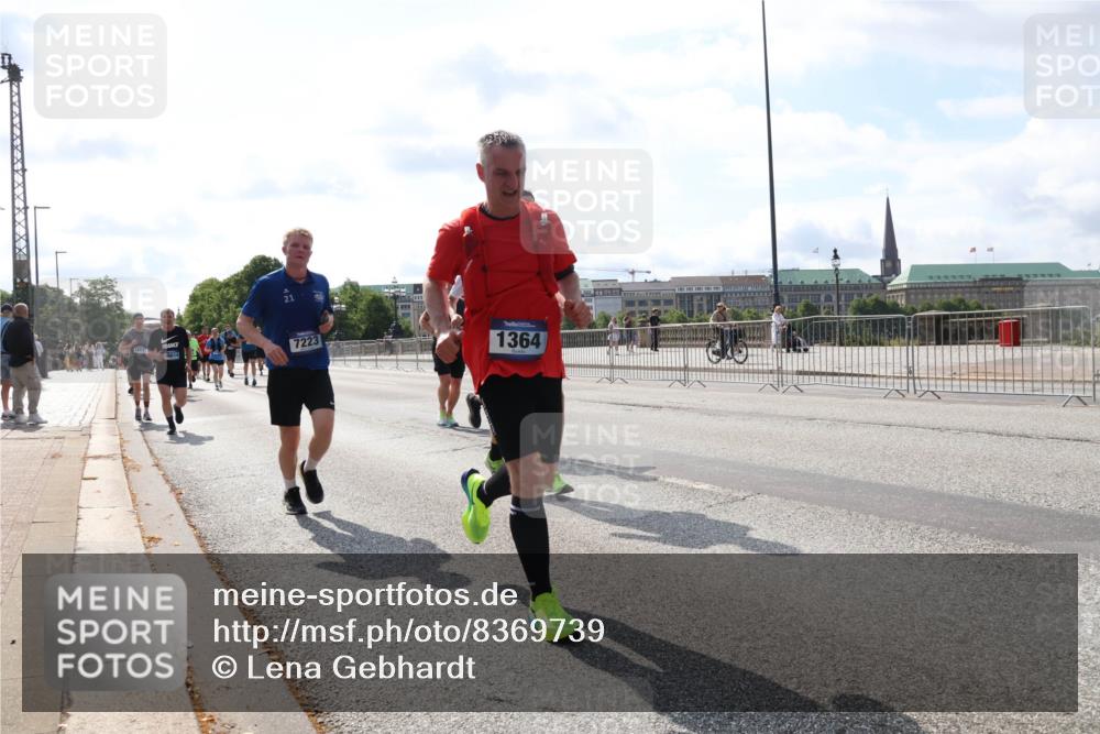 29.06.2025 - hella hamburg halbmarathon Lena Gebhardt http://msf.ph/oto/8369739 29.06.2025 10:02:06 Lombardsbrücke 7223, 1364, 1184, 1254, 1364, 1432, 1453, 1464, 1653, 1729, 1881, 1940, 2142, 2322, 2323, 2806, 2957, 3039, 3169, 4286, 4328, 4985, 5602, 5603, 5742, 5763, 6166, 6295, 6322, 6327, 6438, 6595, 7031, 7189, 7223, 7243, 8578, 8926, 9020, 9021, 9156, 9230, 9353, 9741, 9928, 10177, 10866, 10882, 10915, 11554, 11871, 11938, 12315, 12316, 12491, 14471, 14660, 14677, 16420 meine-sportfotos.de