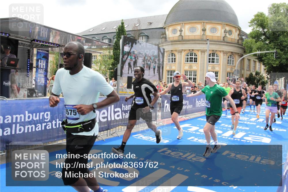 29.06.2025 - hella hamburg halbmarathon Michael Strokosch http://msf.ph/oto/8369762 29.06.2025 10:58:02 Ziel 1200, 2025, 3093, 3141, 3575, 4579, 6531, 7138, 7159, 7189, 8089, 10036, 11394, 11832, 12378, 12773, 13465, 14881, 15090, 15349, 15527, 18762 meine-sportfotos.de
