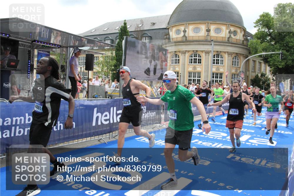 29.06.2025 - hella hamburg halbmarathon Michael Strokosch http://msf.ph/oto/8369799 29.06.2025 10:58:03 Ziel 1200, 2025, 3093, 3141, 3575, 4579, 6531, 6892, 7159, 7189, 8089, 10036, 11394, 11832, 12378, 12773, 13465, 14881, 15090, 15349, 15527, 18762 meine-sportfotos.de
