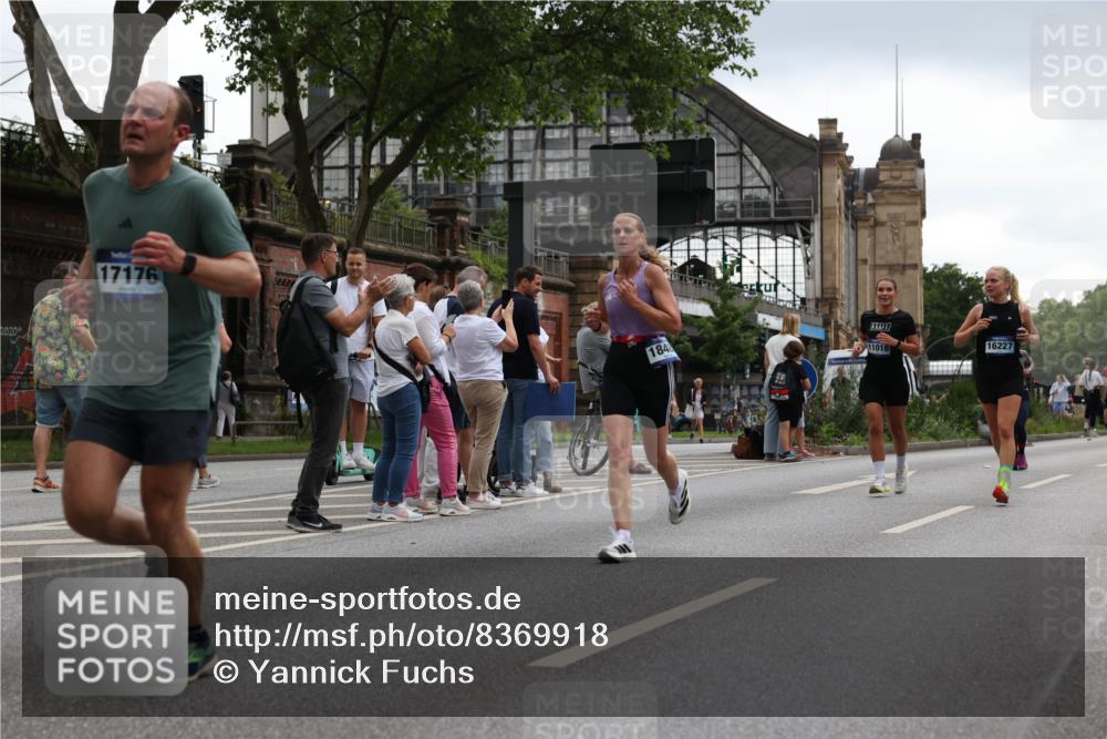 29.06.2025 - hella hamburg halbmarathon Yannick Fuchs http://msf.ph/oto/8369918 29.06.2025 10:53:36 20KM 2780, 3114, 3279, 3425, 4238, 4379, 4796, 4986, 5885, 6087, 6220, 6438, 7287, 7824, 8030, 8326, 8481, 8807, 9985, 10488, 10587, 10896, 11018, 11114, 11158, 11159, 11250, 11757, 11935, 12206, 12261, 12406, 12564, 12736, 12779, 12862, 13706, 13761, 14732, 14928, 15525, 15785, 15914, 16227, 16530, 16754, 16915, 16980, 17176, 17304, 17860, 18377, 18467, 18485, 18716, 18855 meine-sportfotos.de