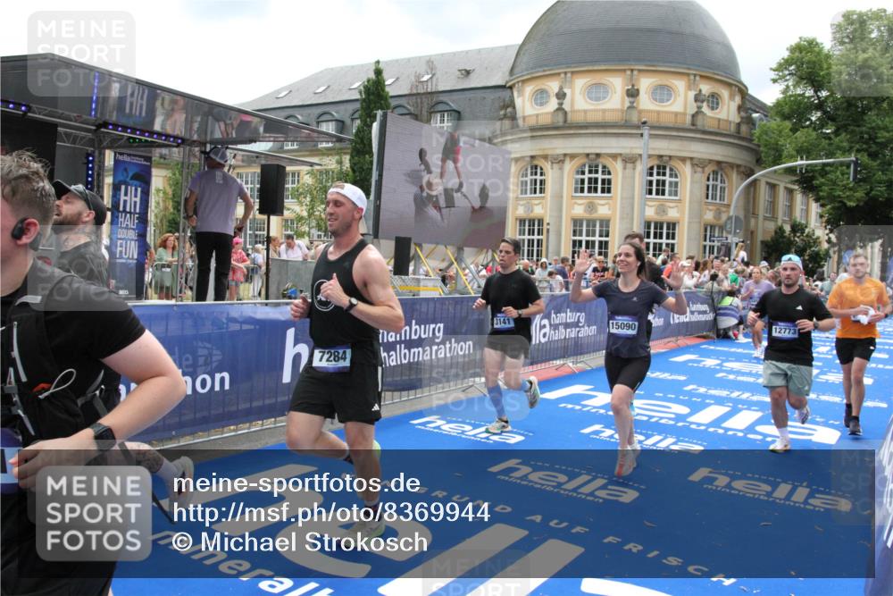 29.06.2025 - hella hamburg halbmarathon Michael Strokosch http://msf.ph/oto/8369944 29.06.2025 10:58:06 Ziel 1200, 1611, 3141, 4319, 4579, 6531, 6892, 8089, 10036, 10408, 11832, 12378, 12773, 13465, 13666, 15090, 15189, 15527, 18762 meine-sportfotos.de