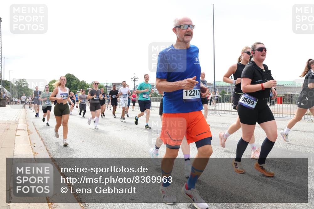 29.06.2025 - hella hamburg halbmarathon Lena Gebhardt http://msf.ph/oto/8369963 29.06.2025 10:39:41 Lombardsbrücke 9777, 13495, 12217, 9569, 1076, 1586, 1856, 1883, 1899, 2092, 2313, 2578, 2843, 2976, 3046, 3275, 3353, 3727, 3882, 3883, 3884, 4298, 4523, 4603, 4609, 4659, 4752, 4855, 4882, 5045, 5229, 5654, 5701, 6321, 6342, 6343, 6427, 6428, 6698, 6719, 6726, 6739, 6748, 7045, 7053, 7125, 7199, 7341, 7429, 7455, 7456, 7501, 7506, 7524, 7684, 8107, 8203, 8243, 8612, 8995, 9393, 9420, 9569, 9698, 9747, 9777, 10441, 10512, 10516 meine-sportfotos.de