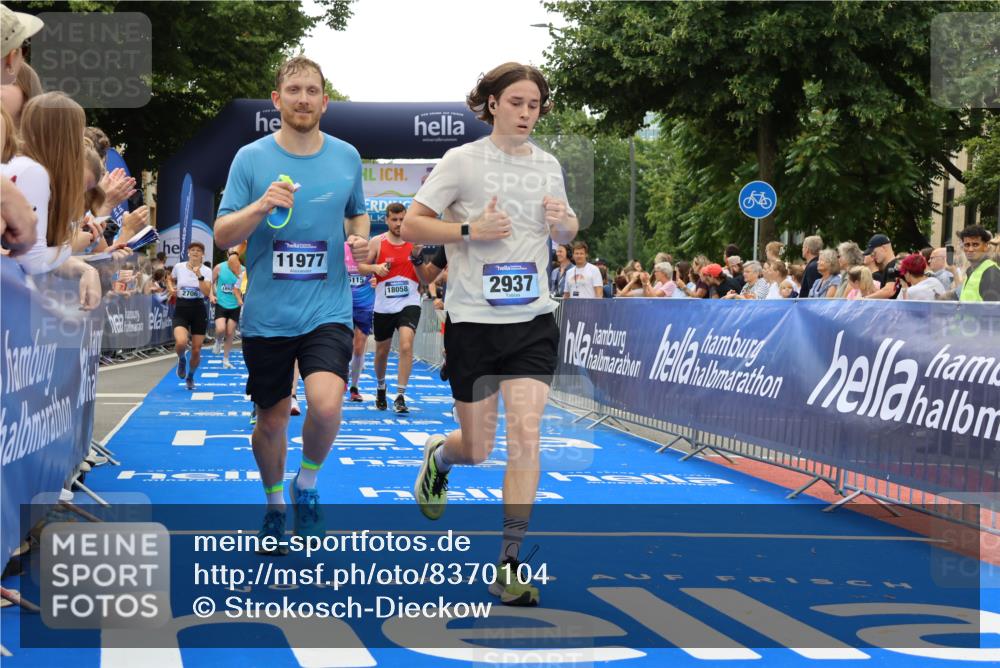 29.06.2025 - hella hamburg halbmarathon Strokosch-Dieckow http://msf.ph/oto/8370104 29.06.2025 10:49:37 Ziel 2504, 2516, 2592, 2596, 2706, 2889, 2937, 3060, 3543, 5705, 5894, 5978, 6115, 7332, 8689, 9038, 9463, 9551, 9619, 9649, 9723, 11340, 11679, 11977, 12094, 13159, 13233, 14562, 14794, 15392, 15857, 16114, 16592, 16738, 16843, 16877, 17001, 17282, 18058, 18451, 18926 meine-sportfotos.de