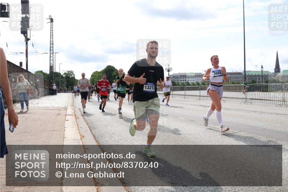 29.06.2025 - hella hamburg halbmarathon Lena Gebhardt http://msf.ph/oto/8370240 29.06.2025 10:14:49 Lombardsbrücke 3454, 14497, 13212, 3691, 1071, 1379, 1406, 1575, 1728, 2046, 2140, 2494, 2601, 2690, 2990, 3020, 3025, 3154, 3454, 3507, 3509, 3691, 3756, 3834, 3844, 4495, 4641, 5191, 5608, 5670, 5800, 5981, 6028, 6083, 6181, 6248, 6366, 6935, 7195, 7439, 7802, 7840, 7881, 8055, 8147, 8239, 8275, 8522, 8563, 8609, 8755, 8854, 9113, 9173, 9556, 9663, 9709, 9911, 10224, 10391, 10589, 10610, 10717, 10963, 11271, 11598, 12467, 13237, 14488, 16126 meine-sportfotos.de