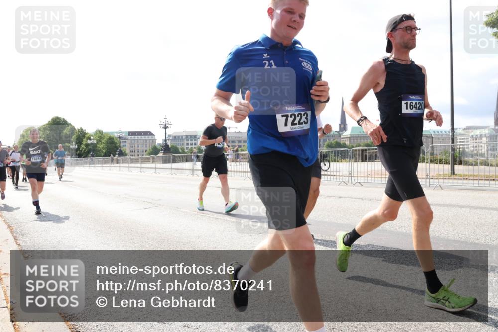 29.06.2025 - hella hamburg halbmarathon Lena Gebhardt http://msf.ph/oto/8370241 29.06.2025 10:02:07 Lombardsbrücke 16614, 4677, 21, 7223, 16420, 1184, 1254, 1364, 1432, 1453, 1464, 1653, 1729, 1881, 1940, 2142, 2322, 2323, 2806, 2957, 3039, 3169, 4286, 4328, 4985, 5602, 5603, 5742, 5763, 6166, 6295, 6322, 6327, 6438, 6595, 7031, 7189, 7223, 7243, 8578, 9020, 9021, 9156, 9230, 9353, 9741, 9928, 10177, 10866, 10882, 10915, 11191, 11554, 11871, 11938, 12315, 12316, 12491, 14471, 14660, 14677, 16420 meine-sportfotos.de