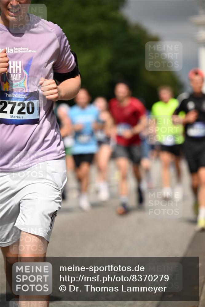 29.06.2025 - hella hamburg halbmarathon Dr. Thomas Lammeyer http://msf.ph/oto/8370279 29.06.2025 10:19:42 Kennedybrücke 1440, 2076, 2140, 2494, 2720, 2989, 3167, 3417, 4007, 4466, 5423, 6376, 6576, 7897, 7941, 7942, 8885, 9192, 9307, 9556, 9657, 9847, 10108, 10608, 10963, 11303 meine-sportfotos.de