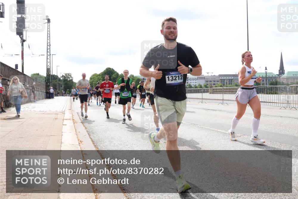 29.06.2025 - hella hamburg halbmarathon Lena Gebhardt http://msf.ph/oto/8370282 29.06.2025 10:14:49 Lombardsbrücke 15700, 3454, 14497, 13212, 1071, 1379, 1406, 1575, 1728, 2046, 2140, 2494, 2601, 2690, 2990, 3020, 3025, 3154, 3454, 3507, 3509, 3691, 3756, 3834, 3844, 4495, 4641, 5191, 5608, 5670, 5800, 5981, 6028, 6083, 6181, 6248, 6366, 6935, 7195, 7439, 7802, 7840, 7881, 8055, 8147, 8239, 8275, 8522, 8563, 8609, 8755, 8854, 9113, 9173, 9556, 9663, 9709, 9911, 10224, 10391, 10589, 10610, 10717, 10963, 11271, 11598, 12467, 13237, 14488, 16126 meine-sportfotos.de